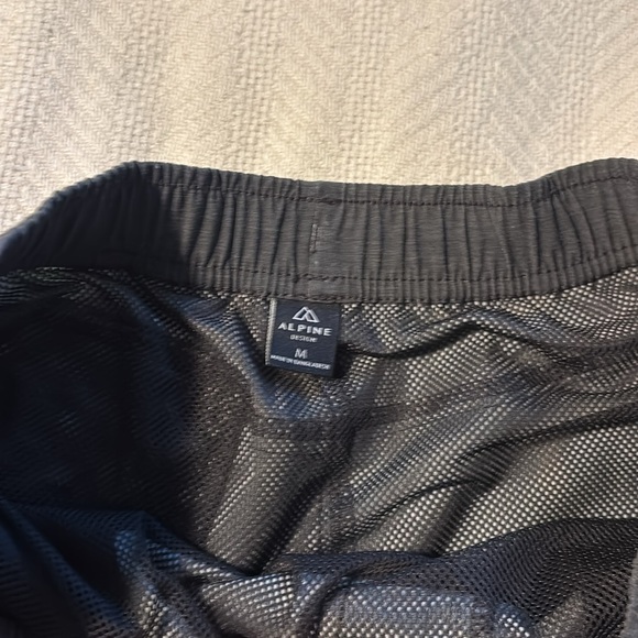 Men’s medium 5 inch swim trunks never worn - Picture 2 of 5